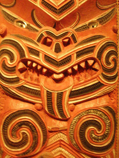 Und hier nochmal eine Saeule des Gebaeudes ganz nah! Wenn man genau hinschaut sieht man, das die Augen aus Muscheln sind...wirklich clever!