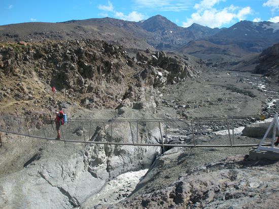 Eine der Schwenkbrücken die wir ueberquerten. Es darf sich immer nur einer auf der Bruecke befinden. Ich war wirklich heilfroh als ich die erste lebend ueberquert hatte!