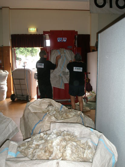 Die geschorene Wolle wird in unterschiedliche Qualitaet sortiert und anschliessend in Saecke gepresst!