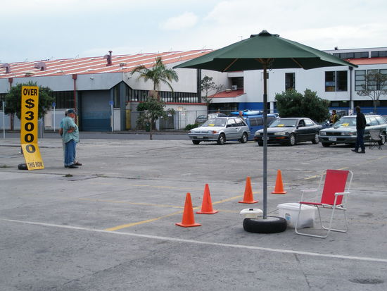 Der Automarkt am Samstag....Clemens Auto ist das von ganz links (mit Clemens im Hintergrund)