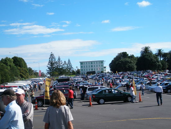 Der Automarkt am Sonntag...sieht schon gleich viel voller aus!