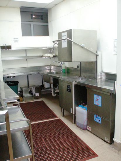 Der Kuechenbereich zum Feierabend 23 Uhr abends.....blinkend sauber... 