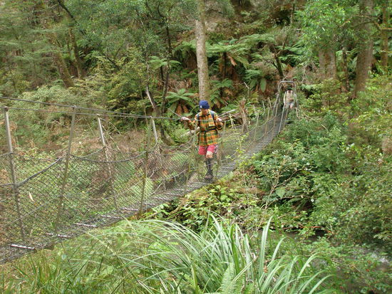 Judy beim ueberqueren der Haengebruecke