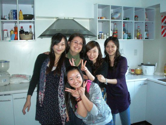 Die Frauenrunde beim Vorbereiten des Geburtstags-Schmaus. Von links; Suna das Geburtstagskind, ich, Meggie, Lilli und Cherry im Vordergrund