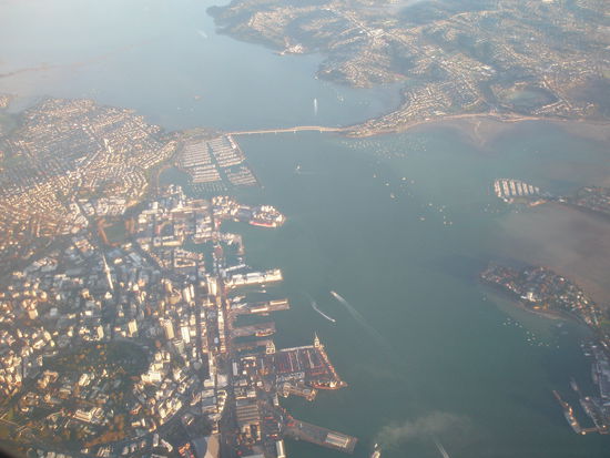Stadtzentrum von Auckland vom Flieger aus kurz nach Sonnenaufgang