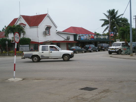 Das Stadtzentrum von Nuka'alofa. Das Gruene Gebaeude im Hintergrund ist das Friends Cafe in dem es sehr lecke Pfannkuchen gibt. Mit dem Friend's Cafe ist auch die Touristen Info verbunden.