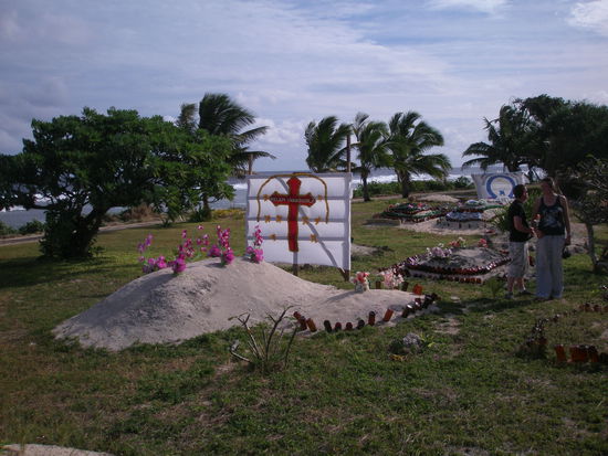 Einer der vielen Friedhoefe in Tonga