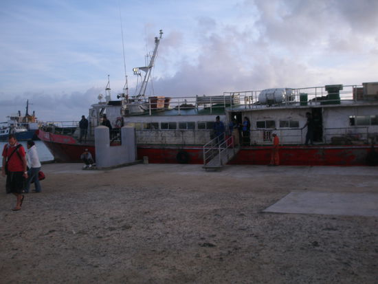 Die Faehre die uns nach Eua und wieder zurueck brachte. Der Name der Faehre war Ikale....wie das einheimische Bier dort was sehr lecker schmeckt