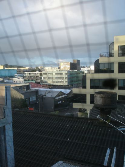 Der Blick aus meinem Fenster, das kleine Gebaeude gegenueberliegend dem grossen gelben Gebaeude ist meine neue Arbeitsstelle