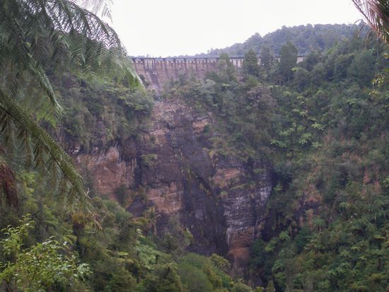 Der Damm im Hintergrund