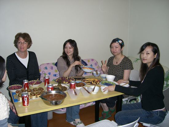 Beim Essen, von rechts Suna, Meggi, Lily, Angela und Mimi