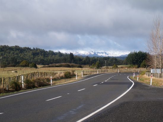 In der Ferne sieht man die schneebedeckten Berge....die etwas mit Wolken bedeckt sind 