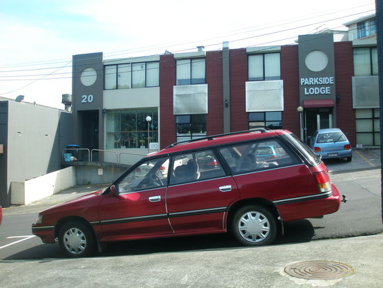 Mein Backpacker Auto welches ich den Namen Pfiffikus Nr. 3 gegeben habe - im Hintergrund ist meine Unterkunft in Auckland