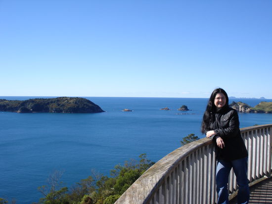 Im Hintergrund ist die Bucht von Hahei