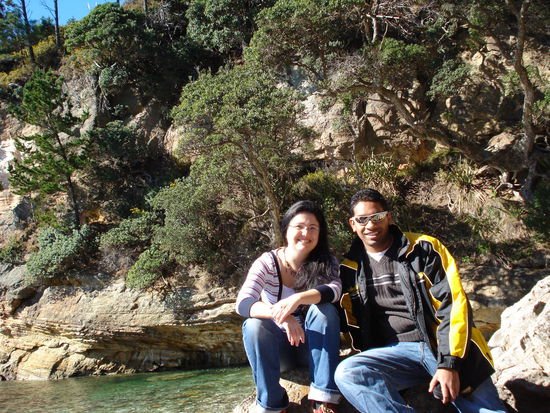 Ich und Kumeran bei unserer ersten Pause an einer Bucht, die sich auch gut zum Schnorcheln eignet