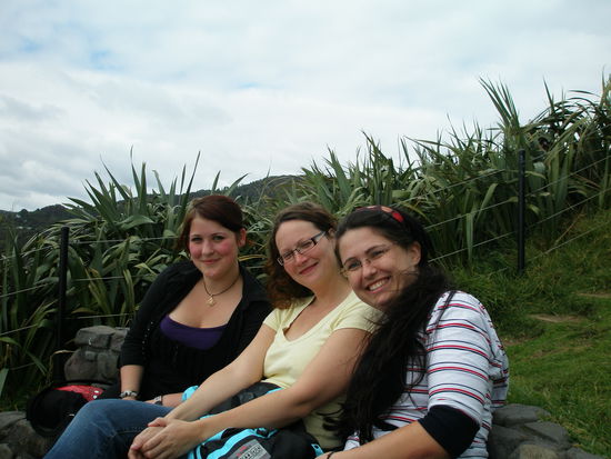 oben angekommen, geniesen von links: Milena, Sabine und ich den Ausblick