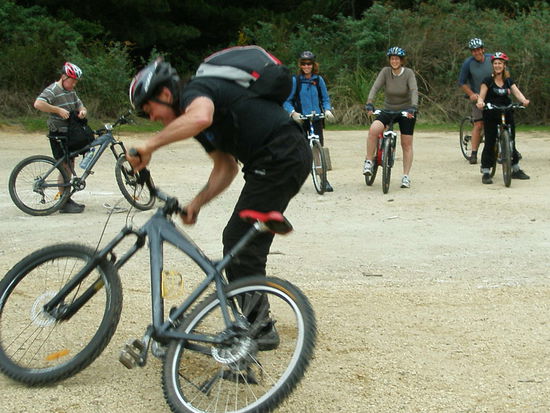 die ersten Versuche ein paar Tricks mit dem Mountain-Bike auszuprobieren