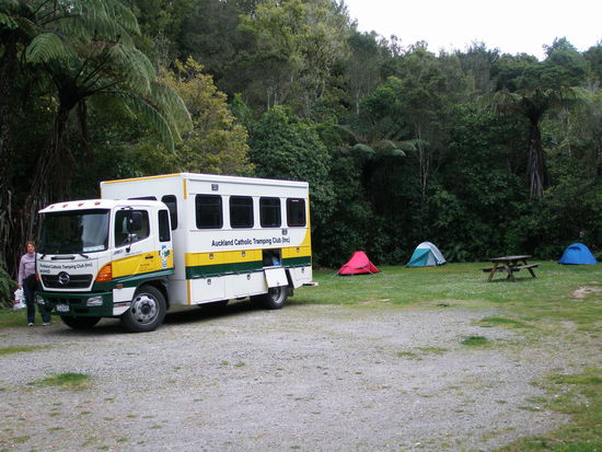 Auf dem Zeltplatz "Top 10 Holiday Park" bei dem Blue Lake in Rotorua