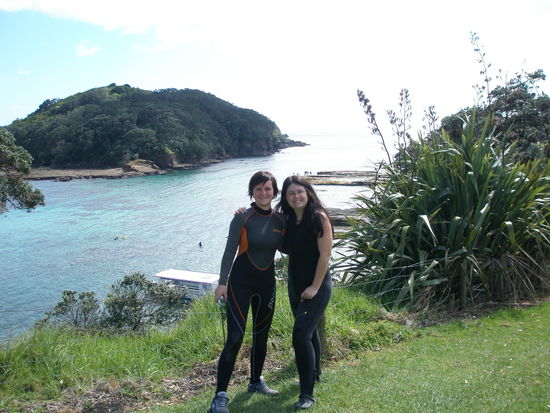 Diana und ich vor unserer Schnorcheltour, im Hintergrund sieht man Goat Island