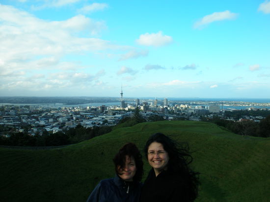 Romy und ich auf Mt. Eden mit Blick auf Auckland....war ganz schoen windig!