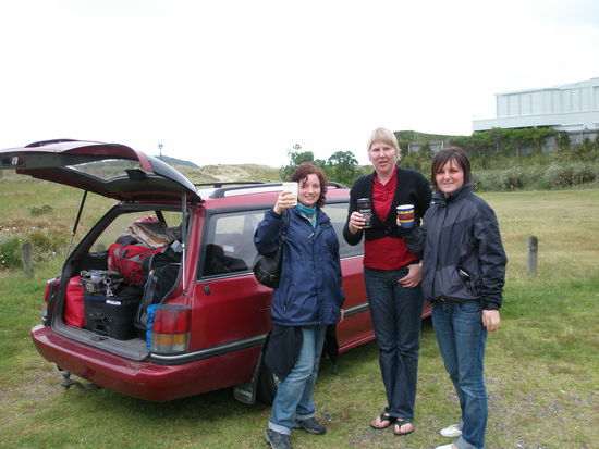 Romy, Rachel und Diana mit Wein und Bier vor unserem Strandspaziergang 