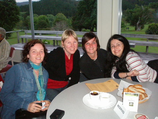 Romy, Rachel, Diana und ich beim Abendessen im Golf Club mit einer tollen Live Band