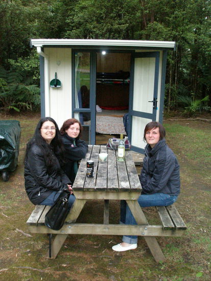 Romy, ich und Diana. Im Hintergrund sieht man unsere Unterkunft auf dem Zeltplatz.