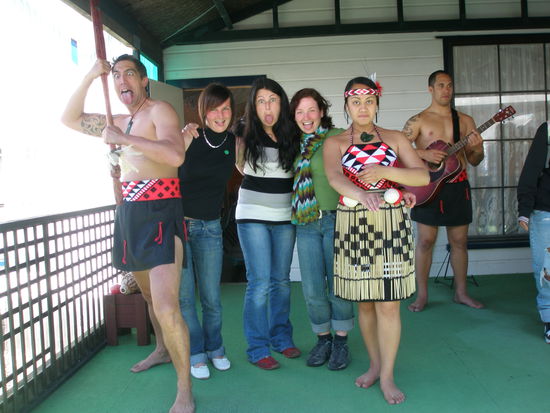 Maori Show, die Zunge rausstrecken und die grossen Augen macht man um dem Feind Angst einzujagen