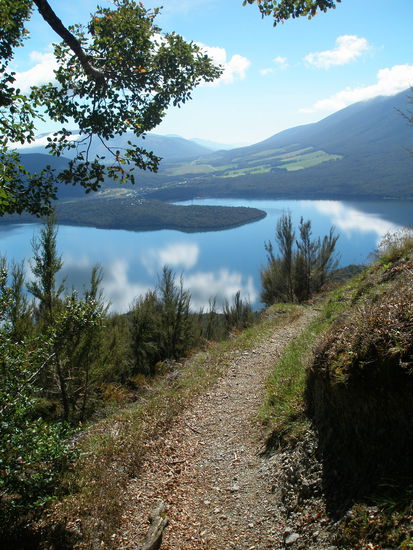 auf dem Weg zum Mount Robert, in der einen Bucht sieht man die Haeuser von St. Arnoud