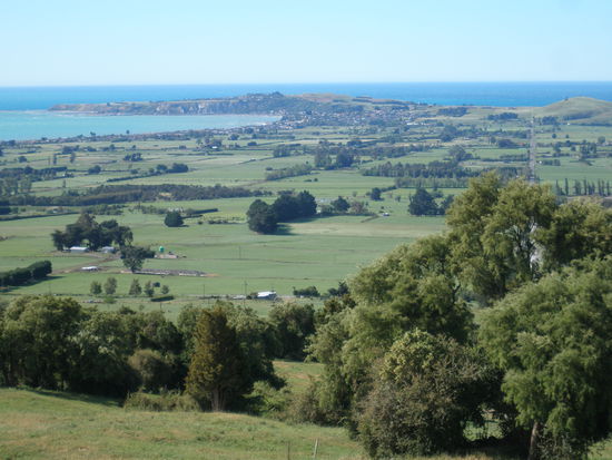 die lange Strasse rechts im Bild ist die Fyffe Road, links ist Kaikoura mit der Halbinsel