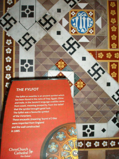 Romy und ich haben nicht schlecht geschaut als wie die Hakenkreuze in der Christchurch Cathedral gesehen haben