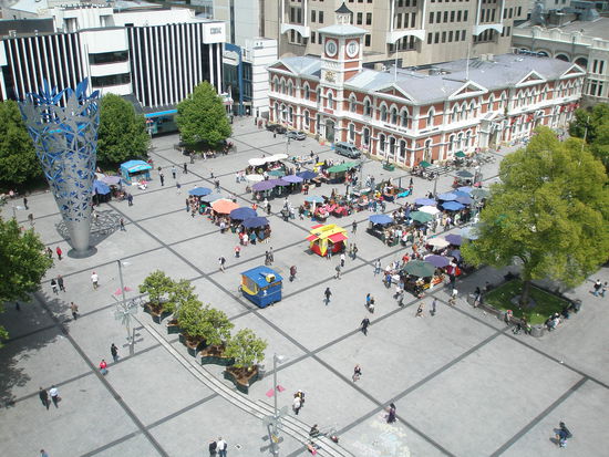von dem Turm der Christchurch Cathedral aus fotografiert, links sieht man das Millenium Monument, den Wochenmakt, das Starbucks Caffee und den Zauberer von Christchurch ganz unten im Bild vor den Treppen