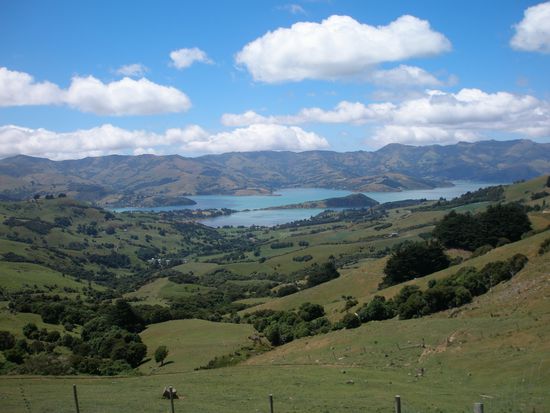 Ein Blick auf Akaroa von dem Hill Top Cafe