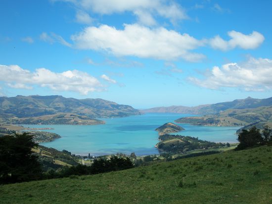 Akaroa noch etwas naeher von der Scenic Drive Road aus fotografiert
