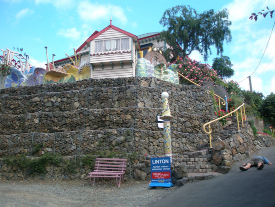 Eine Sehenswuerdigkeit in Akaroa (eine Kuenstlerin stellt ihre Werke da). Bitte nicht fragen was der Kerl dort auf der Strasse macht. Er hat sich auch nicht durch mein Fotografieren stoeren lassen 