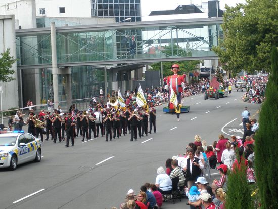Der Einmarsch der Santa Parade in Christchurch
