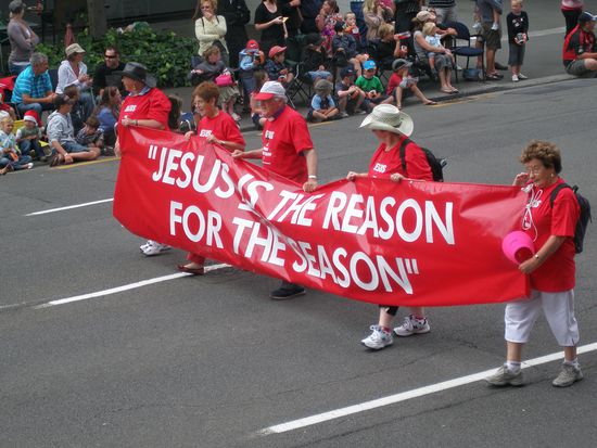 Nach ueber 100 Wagen voll von allen moeglichen Darstellungen nun auch ein paar Demonstranten, die ein Zeichen zum eigentlichen Weihnachtsfest setzen wollen