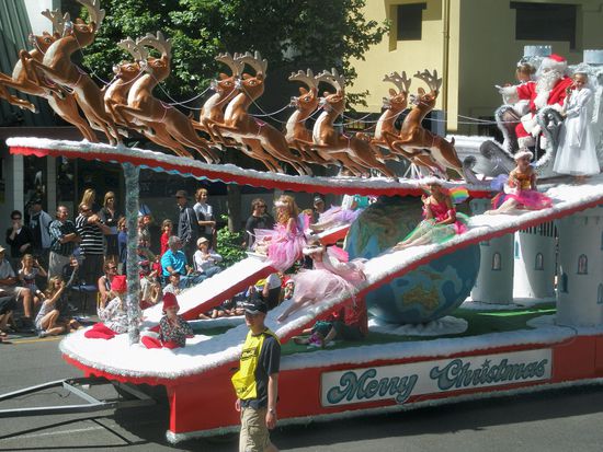 Und ganz zum Schluss - Endlich - Santa!!
Die Kinder am Strassenrand riefen alle "Santa, Santa hier bin ich - wirklich witzig"