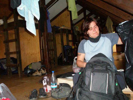 Sandra macht sich im Schlafraum schlafbereit