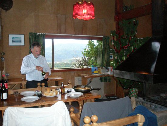 Papa oeffnet eine Flasche Wein - das Weihnachtsessen kann geginnen