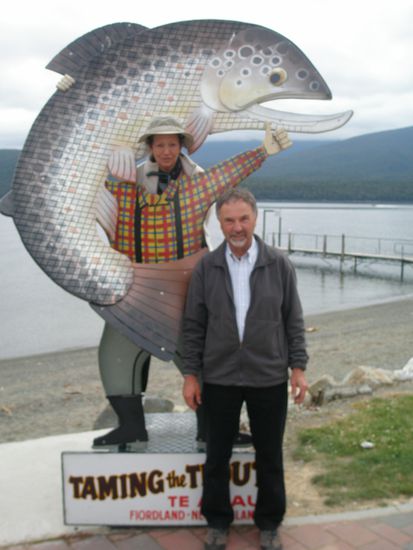 die Zaehmung einer Forelle in Te Anau