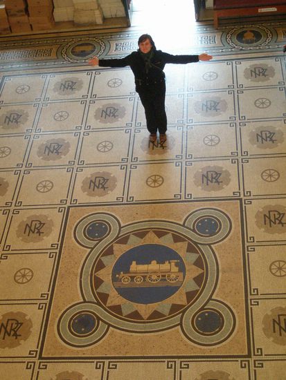 Sandra in der wunderschoenem Bahnhofshalle von Dunedin!