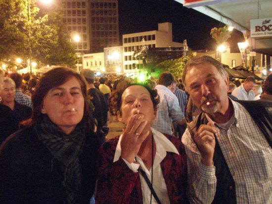 Ich glaub ich seh nicht richtig! 
Nach 3 Bier fing auch Sandra an zu rauchen. Meine Eltern hatten wohl schlechten Einfluss auf sie
