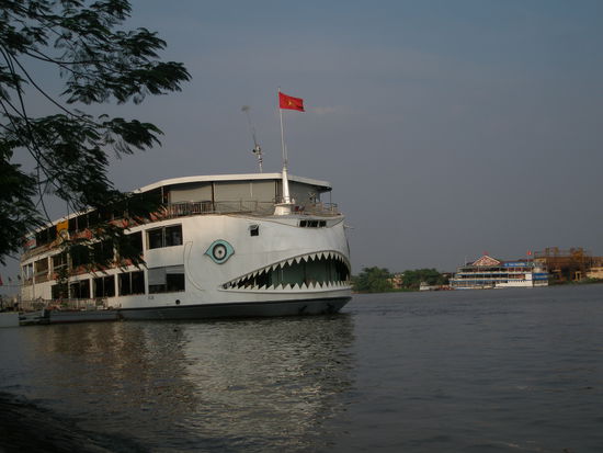 Am Fluss kann man Bootstouren machen