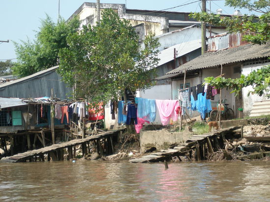 viele Menschen leben am Flussufer, waschen in dem Wasser ihre Waesche etc....wer moechte tauschen???