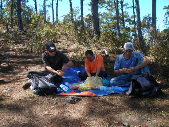 wie schoen....Picknick auf dem Berg mit herrlichem Ausblick. Es gibt Brot mit Gurken, Tomaten, Kaese und Obst