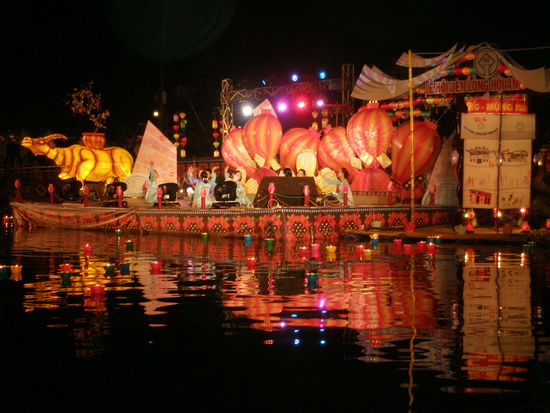 die Vorfuehrung auf dem Fluss. Ueberall auf dem Fluss wurden kleine Lichter angezuendet