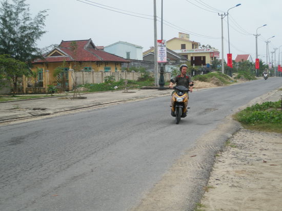 Richard das erste Mal im Leben beim Roller fahren. Er besitzt noch nicht mal einen Fuehrereschein, aber das kuemmert hier nicht wirklich jemanden