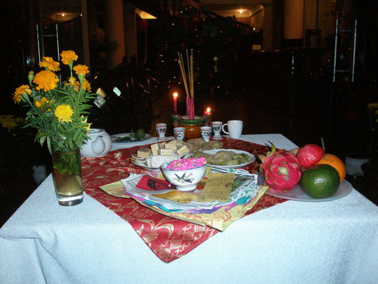 und das die Geister der Vorfahren nicht verhungern wird ein schoen gedeckter Tisch aufgestellt