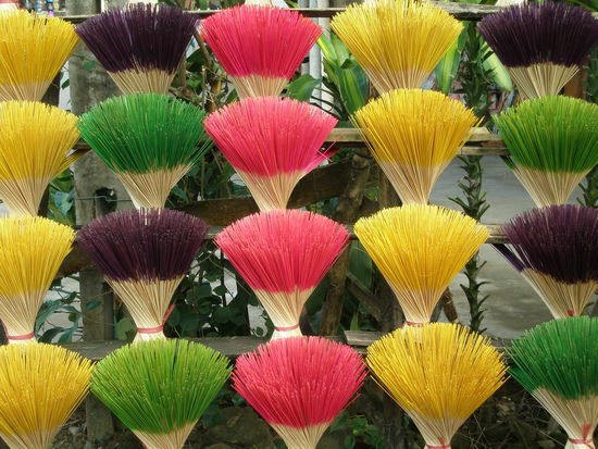 Raeucherstaebschen in verschiedenen Farben